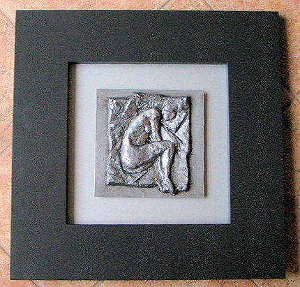 PAVUČINA, reliéf 50x50cm s rámem, polyester, patina cín. Je v Galerii VYSOČINA, Polička.
